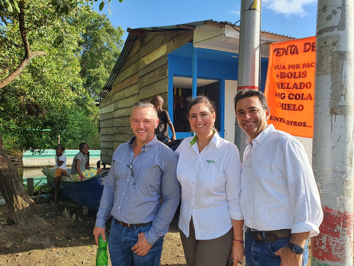 ARegionalesEpm's tweet photo. Visitamos con nuestra Junta Directiva la emblemática red de acueducto aéreo y senderos de vida en el #DistritodeTurbo, con el que llevamos bienestar a las comunidades. Con obras innovadoras y para la vida generamos confianza para seguir avanzando @unidosporagua @EPMestamosahi https://t.co/FJSTP4I9DQ