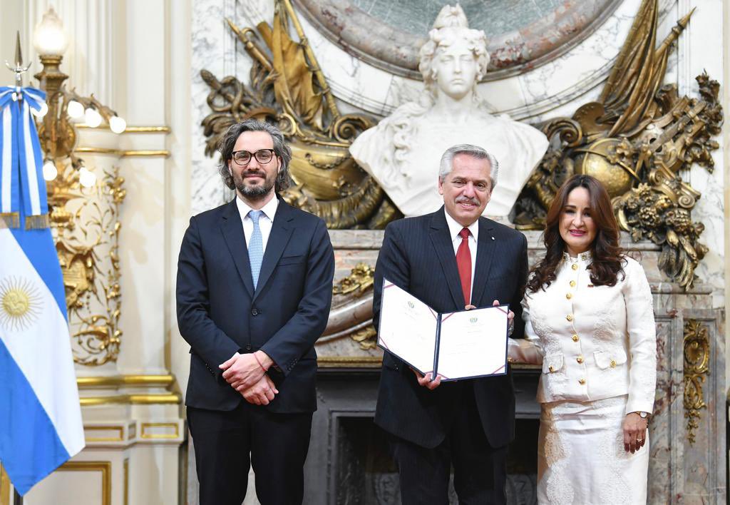 StellaMarinaLu2's tweet photo. Con inmenso orgullo Patrio y Bolivariano en nombre del Pueblo Venezolano y del Pdte @NicolasMaduro hice entrega al Pdte @alferdez de mis Cartas Credenciales como Embajadora de #Venezuela en #Argentina para seguir juntos construyendo la #PatriaGrande @Fariacrt @CancilleriaVE https://t.co/6wX955SGPR
