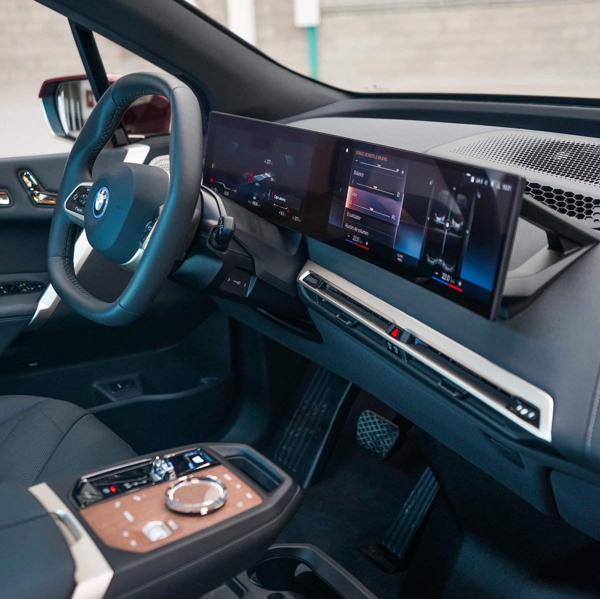 WitotaFilms's tweet photo. ¡Witota realizó todo el contenido audiovisual de la nueva camioneta BMW iX! 🤯

Les dejamos un carrete de fotos que hicieron nuestros fotógrafos plasmando la elegancia y características de este nuevo vehículo electrónico. https://t.co/3tEzNzv46U