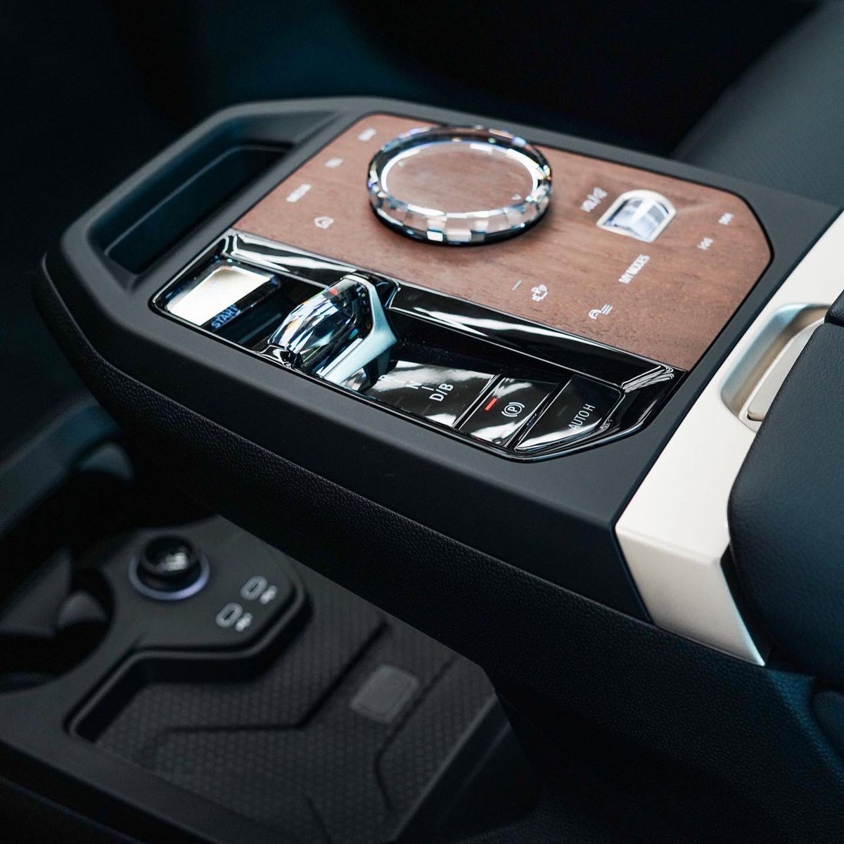 WitotaFilms's tweet photo. ¡Witota realizó todo el contenido audiovisual de la nueva camioneta BMW iX! 🤯

Les dejamos un carrete de fotos que hicieron nuestros fotógrafos plasmando la elegancia y características de este nuevo vehículo electrónico. https://t.co/3tEzNzv46U