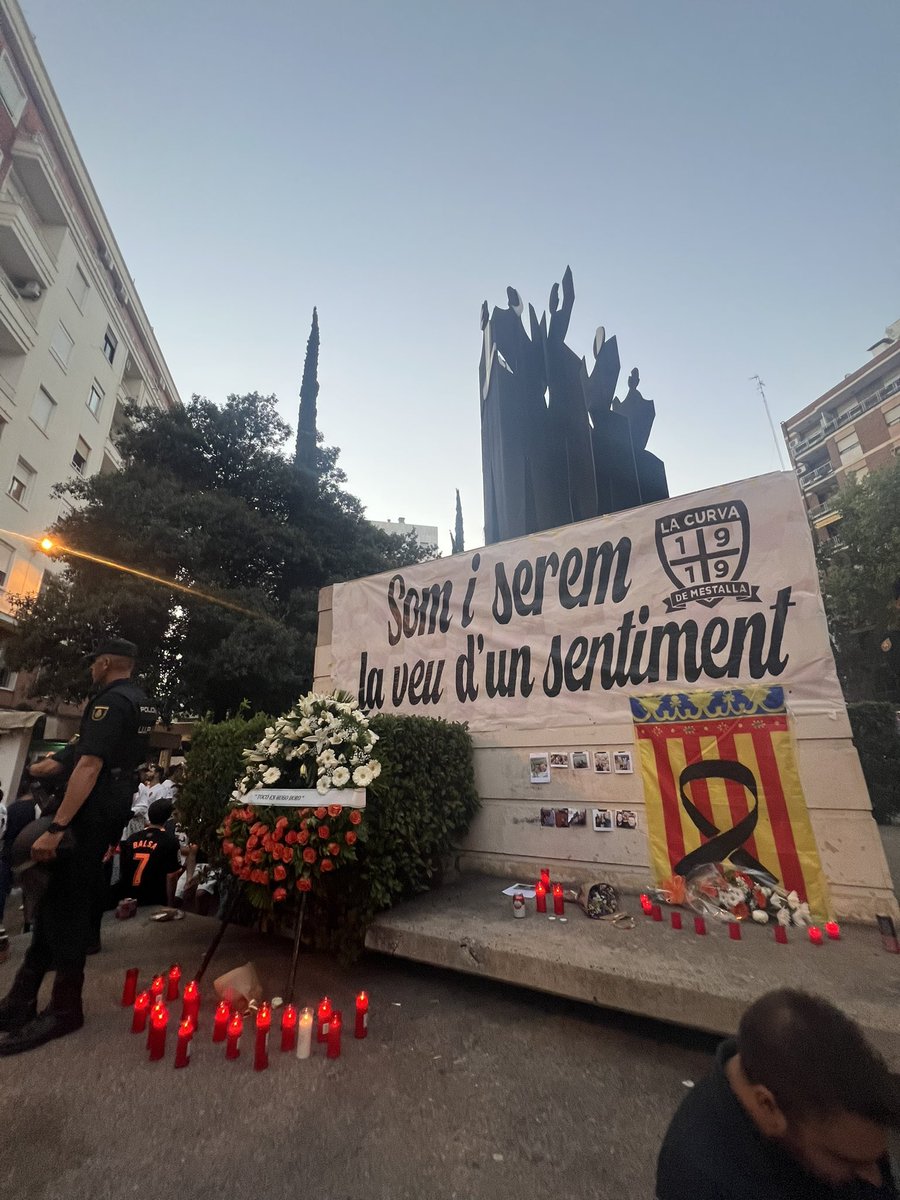 mireia_vcf's tweet photo. Una de las cervezas que te debía y el primer collar de macarrones que hago, para ti. Siempre, siempre estaremos juntos ✨💖
PD. Te espero en la Puerta B (o en la aldea). https://t.co/q6phJ8mfhY