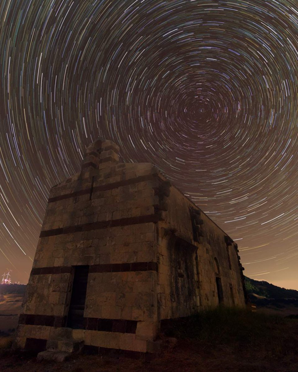 Startrail sulla chiesa di San Pancrazio di Nursi a Sedini.
#startrails #nighphotography #Sardegna #pentaxk1mk2