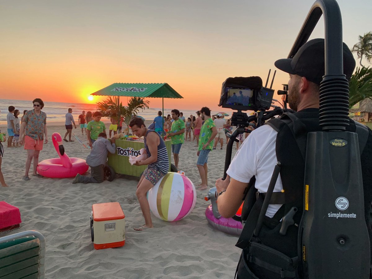 simplementeMX's tweet photo. Con nuestra cámara @RED_Cinema Monstro 8k, soporte de cámara Ronin 2 Pro kit de @DJIGlobal y Easyrig de Vario5. Equipos disponibles para rentar
#RentasSimplemente #RedCamera #RedMonstro #8k #Ronin2 #DJI #Easyrig #Vario5 #produccion #postproduccion #comercial #tostitos https://t.co/xoXEeLE2NB