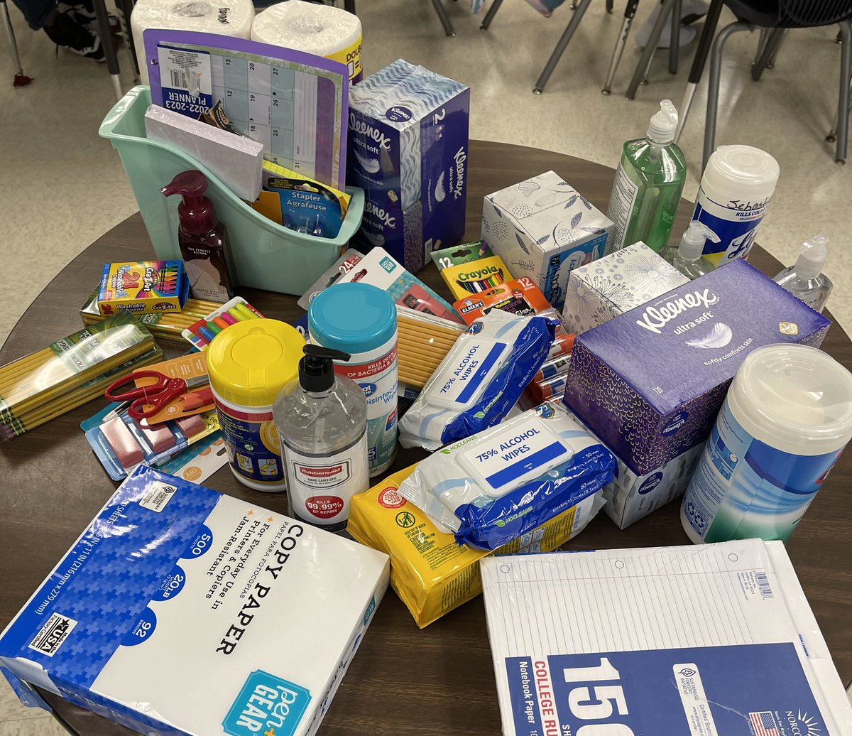 JillOPatrick's tweet photo. A beautiful bouquet flowers, supplies from parents/guardians, positive behaviors and students eager to learn. It was a good day in class.💐📓✏️🍎 @Scurlockbears
#SES #everyjourneyhasagreatstory #fourthgrade #scienceandmath 🔬🧫✖️➗ https://t.co/NlX6Aj2dx9