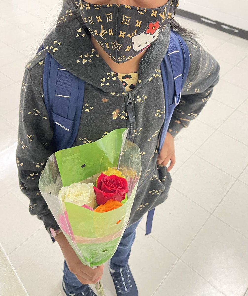 JillOPatrick's tweet photo. A beautiful bouquet flowers, supplies from parents/guardians, positive behaviors and students eager to learn. It was a good day in class.💐📓✏️🍎 @Scurlockbears
#SES #everyjourneyhasagreatstory #fourthgrade #scienceandmath 🔬🧫✖️➗ https://t.co/NlX6Aj2dx9