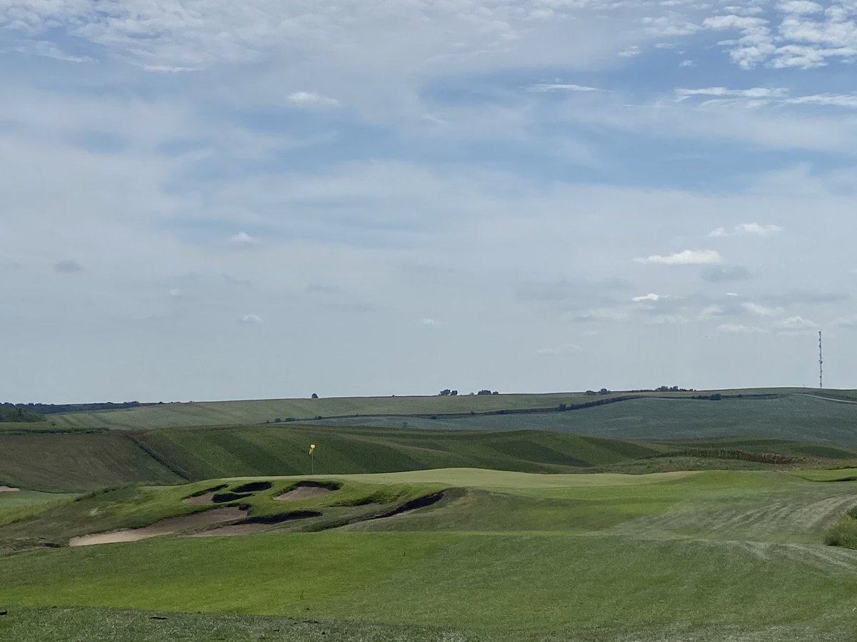 SamSpomer's tweet photo. It’s pretty crazy that the 3rd hardest hole (scoring average relative to par) for the Mid-Am’s championship flight was Landmand’s wee little #8. IIRC, the yardage was 95yd and 88yd on the weekend and into a big wind. It’s such a terrifying hole! https://t.co/xV1V9vtrt2