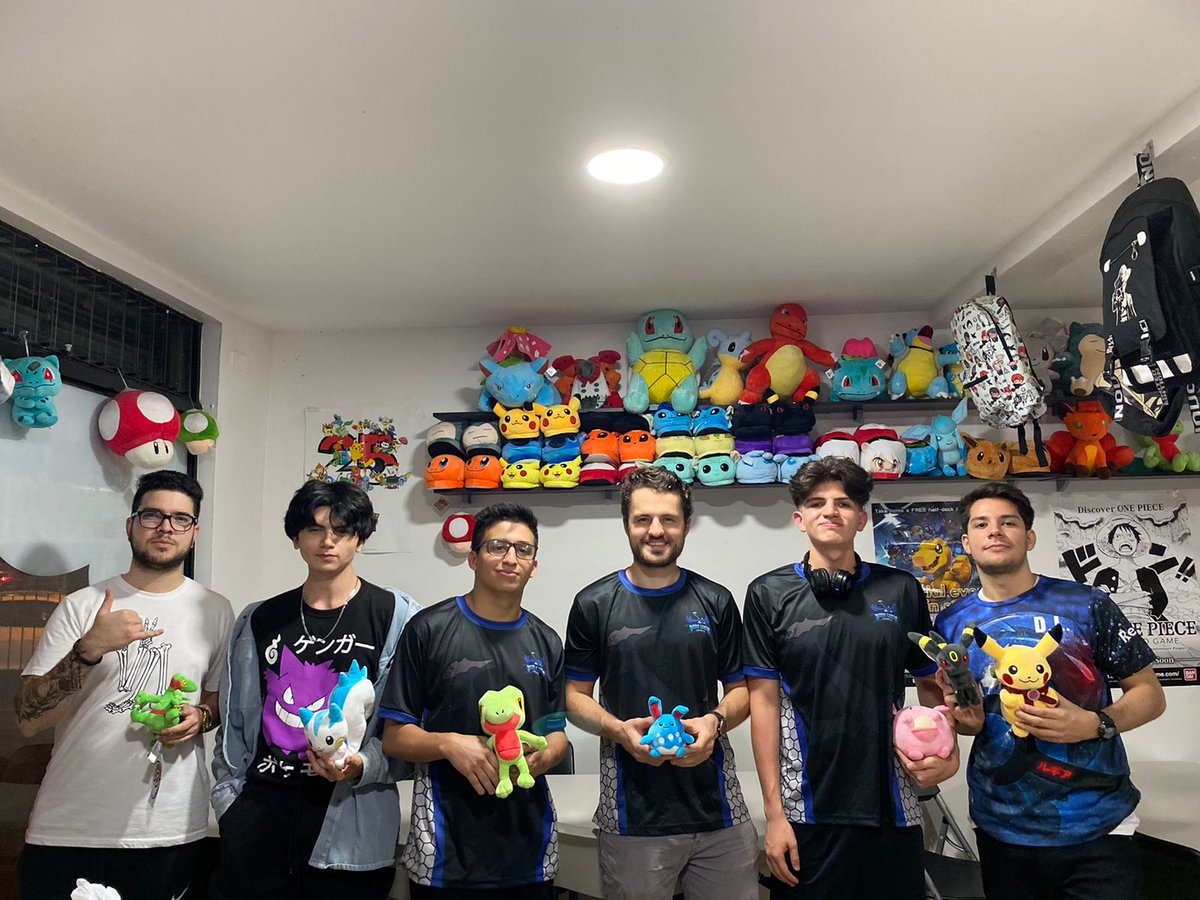 El día de ayer no solo estrenamos camiseta nueva, si no que también nos dejamos el primer lugar en el tercer torneo presencial post pandemia de Costa Rica! Felicitamos a @Moonssaji por el primer lugar y a <a href="/Lucky_Sama03/">Luciano</a> por su segundo lugar. ¡Let's go DL!