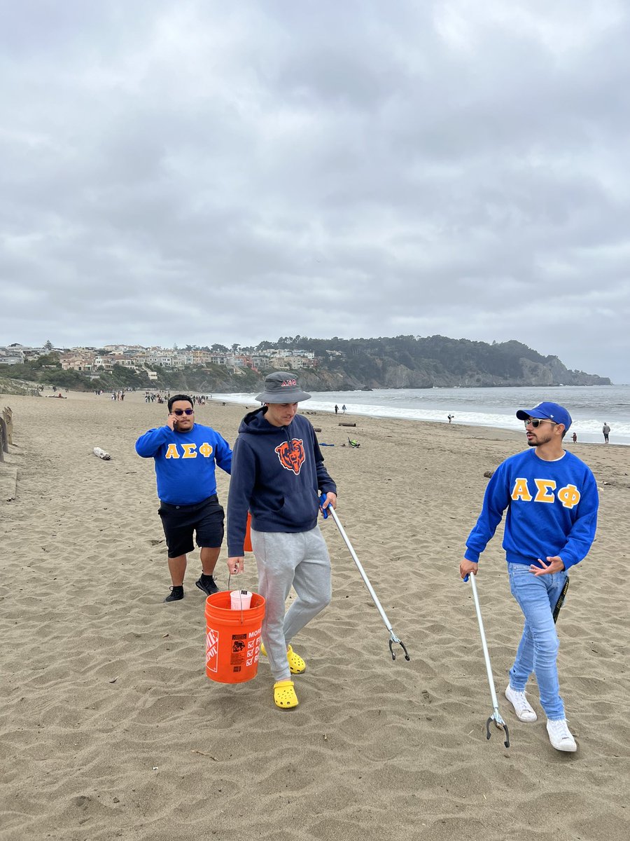alphasigsfsu's tweet photo. Brothers took time out of their schedules this weekend to participate in a Baker Beach Clean-Up! Thank you @Surfrider for hosting us! https://t.co/mwRDUCRZzw