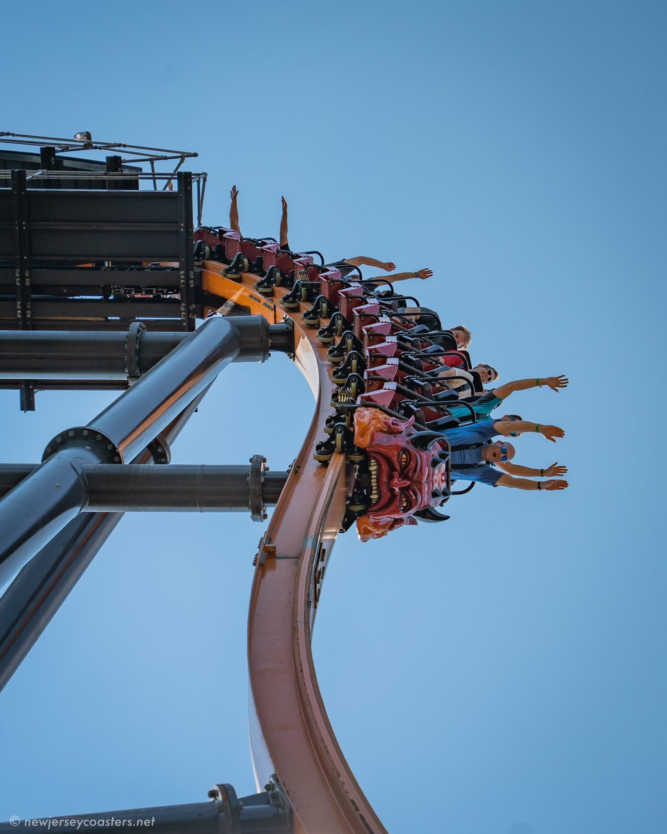 accelcreativ's tweet photo. Enjoy a shot of the Jersey Devil Coaster from its queue during Thrill-a-Thon. The only time cameras are allowed in line. #greatadventure #sixflags #rollercoaster #extreme #rmc #airtime #tall #sixflagsnj #newjersey #jackson #jacksonnj https://t.co/MIzJ8HdqI8