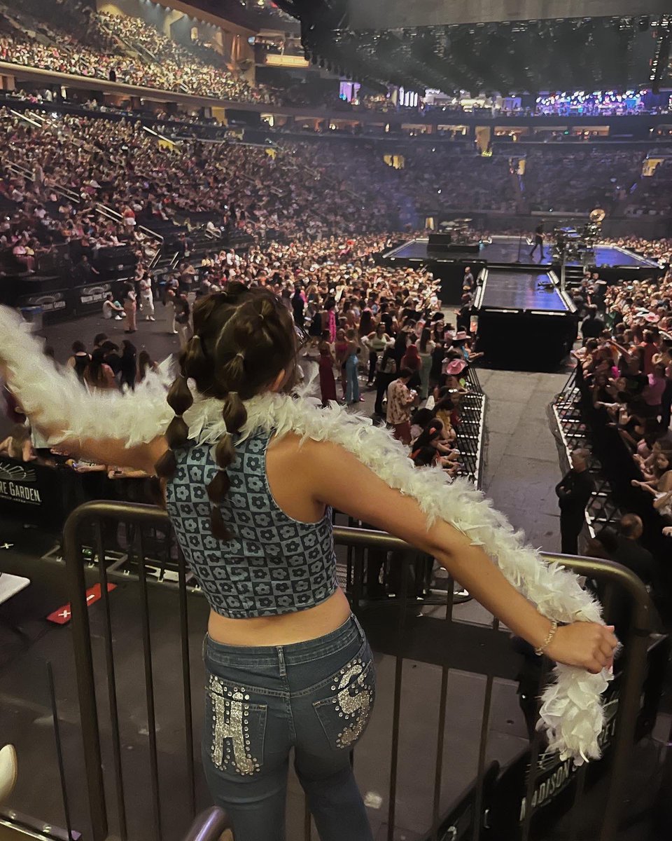 giannaa_rosee's tweet photo. @harry__lambert next time u want inspo bestie just call me🫶🏻 @Harry_Styles #LoveOnTourNYC #MSGNight6 #LoveOnTour2022 https://t.co/bvu4OTMekj