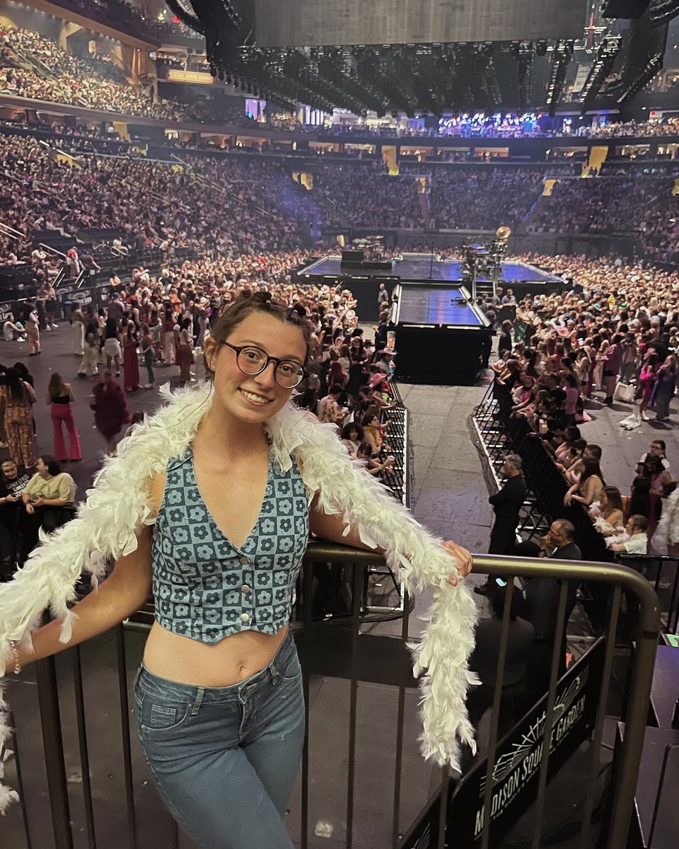 giannaa_rosee's tweet photo. @harry__lambert next time u want inspo bestie just call me🫶🏻 @Harry_Styles #LoveOnTourNYC #MSGNight6 #LoveOnTour2022 https://t.co/bvu4OTMekj