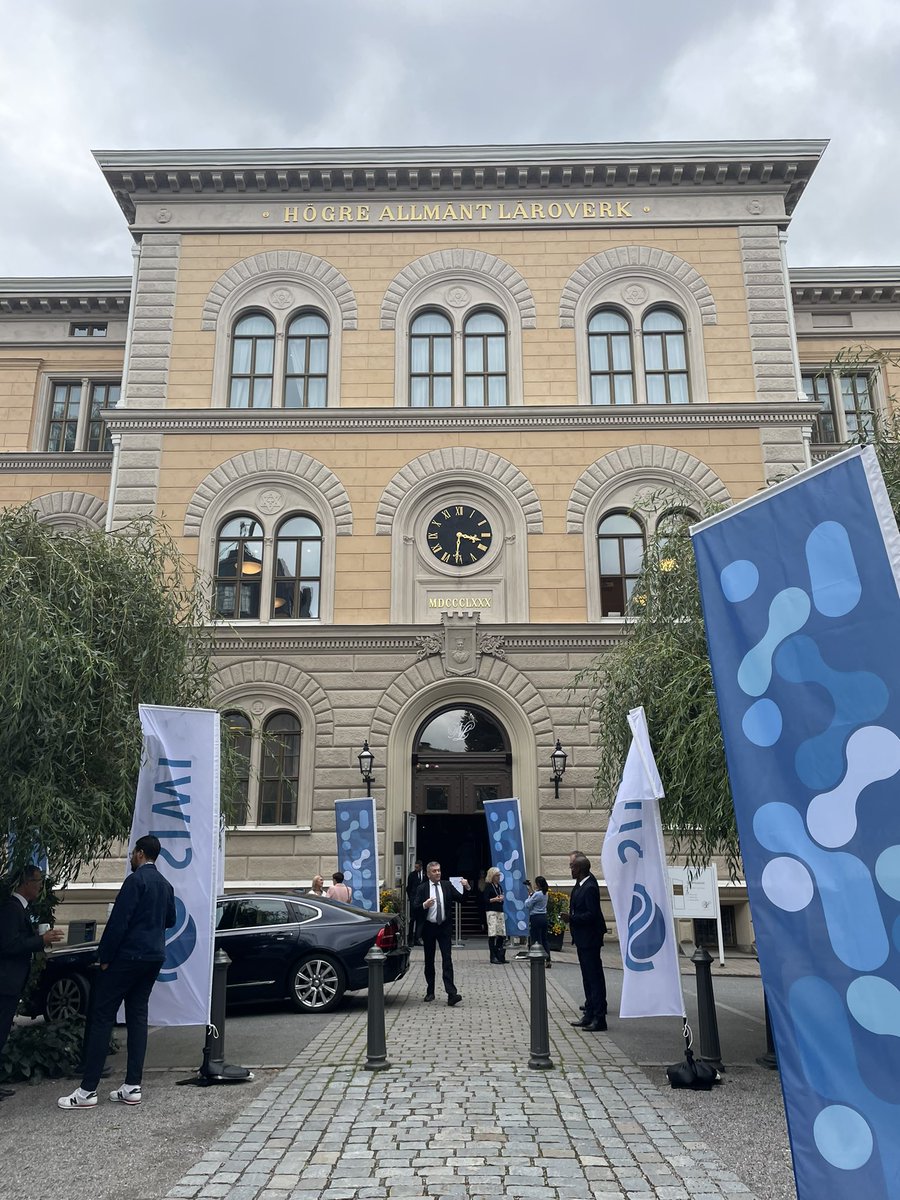 onewater_blue's tweet photo. #WorldWaterWeek2022 💧 moments, featuring #WaterSciencePolicy in #Stockholm 🇸🇪
Sessions such as “The Worth of Water”, a book by #GaryWhite and #MattDamon (our #NeptuneTalks 🎙 podcast with author Gary White available at https://t.co/eKRdkEsb20). And talks 💬 with @BancoMundial. https://t.co/Ad1HCJKedH