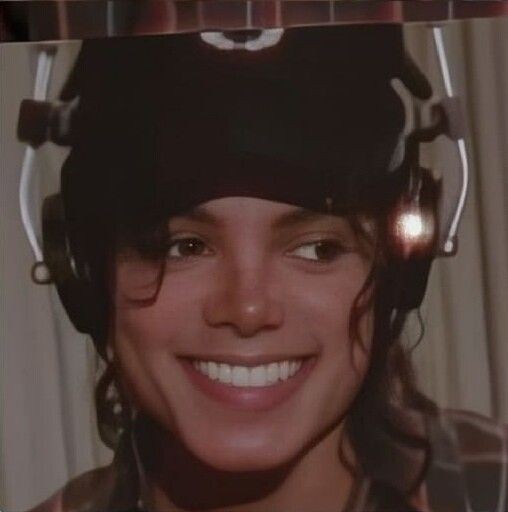 mikedocett's tweet photo. agradeço todos os dias por ser sua fã, sou tão feliz e tão completa meu bem. meu coração fica tão confortável quando vejo coisinhas sua, vejo como sou tão feliz por amar a pessoa certa! Michael Jackson, meu amor, eu te amo PARA SEMPRE. ❤ https://t.co/2ahYYQL1Nw