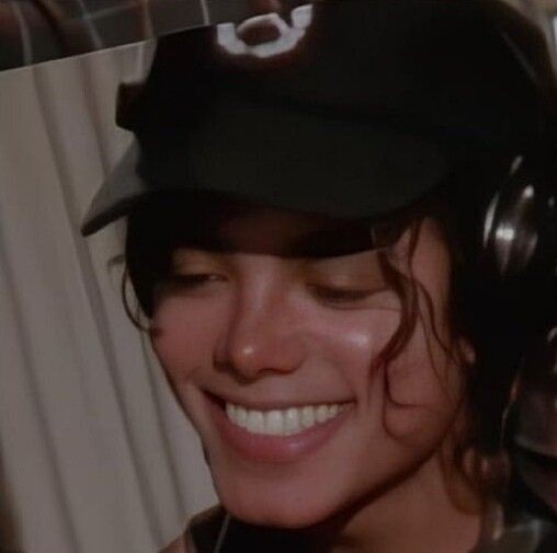 mikedocett's tweet photo. agradeço todos os dias por ser sua fã, sou tão feliz e tão completa meu bem. meu coração fica tão confortável quando vejo coisinhas sua, vejo como sou tão feliz por amar a pessoa certa! Michael Jackson, meu amor, eu te amo PARA SEMPRE. ❤ https://t.co/2ahYYQL1Nw