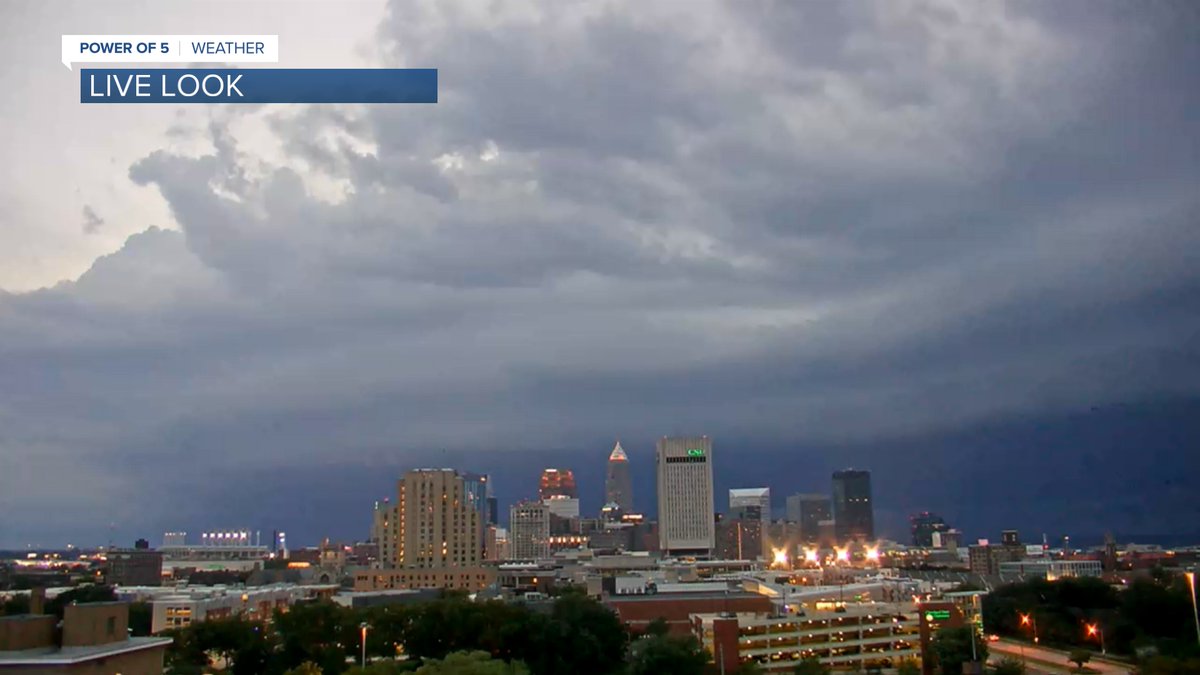 A Line of STRONG THUNDERSTORMS will move thru Northern Ohio thru 11pm tonight. Expect heavy rain and some brief gusty winds above 40 mph. Stay alert. @wews #ohwx