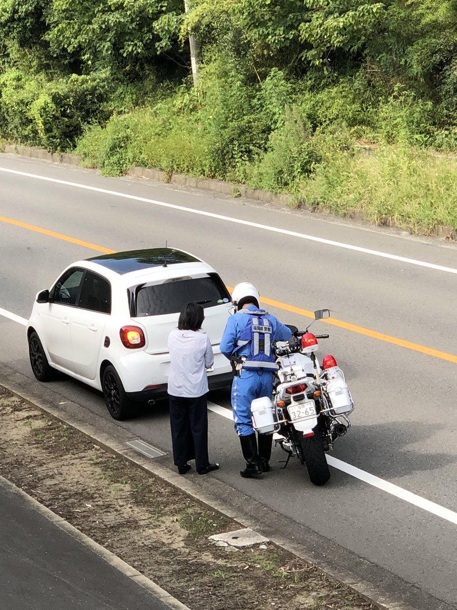 kenstagram419's tweet photo. 朝から家の前で何人捕まえてんだ？

宗像の自由ヶ丘から徳重のジョイフルに抜ける道注意！

#白バイ 
#スピード違反 
#ネズミ捕り 
#県道75号線 https://t.co/mR1VwQ6f4d