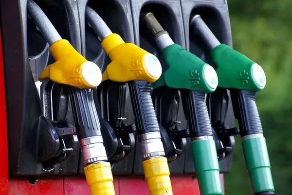 #Carburants 🛑🛑🛑 A compter du 1er septembre, le prix du litre de super sans plomb sera de 1,89 💶 (- 3 cts), le litre de gazole sera de 1,93 💶 (+ 5 cts), la bouteille de gaz passe à 23, 50 💶 (-10 cts)
Sources concordantes 
<a href="/guadeloupela1e/">Guadeloupe la 1ère</a> <a href="/Prefet971/">Préfet de Guadeloupe</a>
