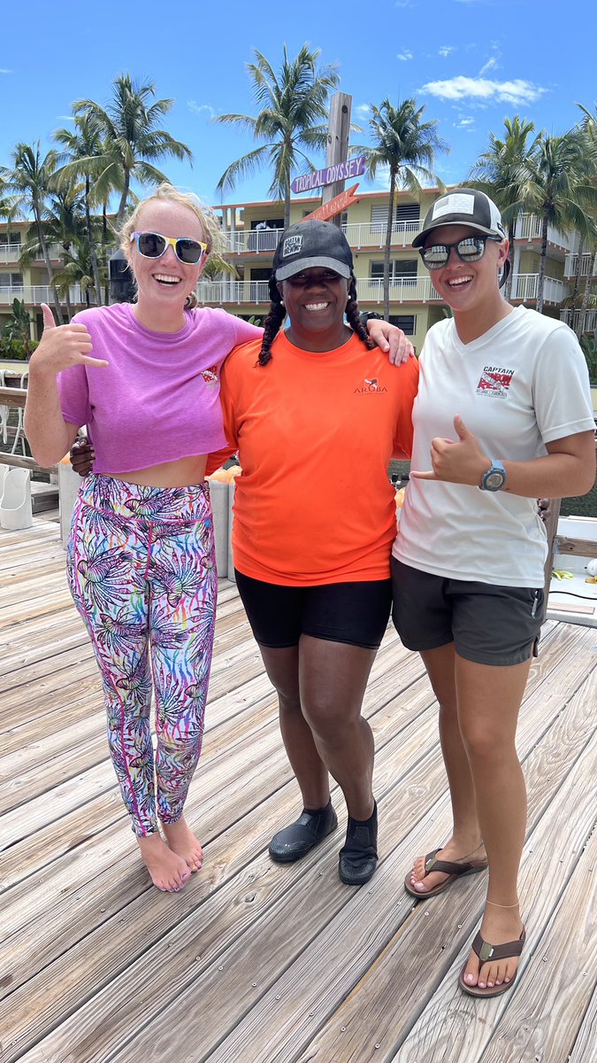 MzRealTalk91's tweet photo. I am now officially a @PADI Advanced Open Water and Nitrox Certified Scuba Diver! Special thanks to my instructor Kat &amp; Captain Abby! @rainbowreef https://t.co/8Oi3asLgZi