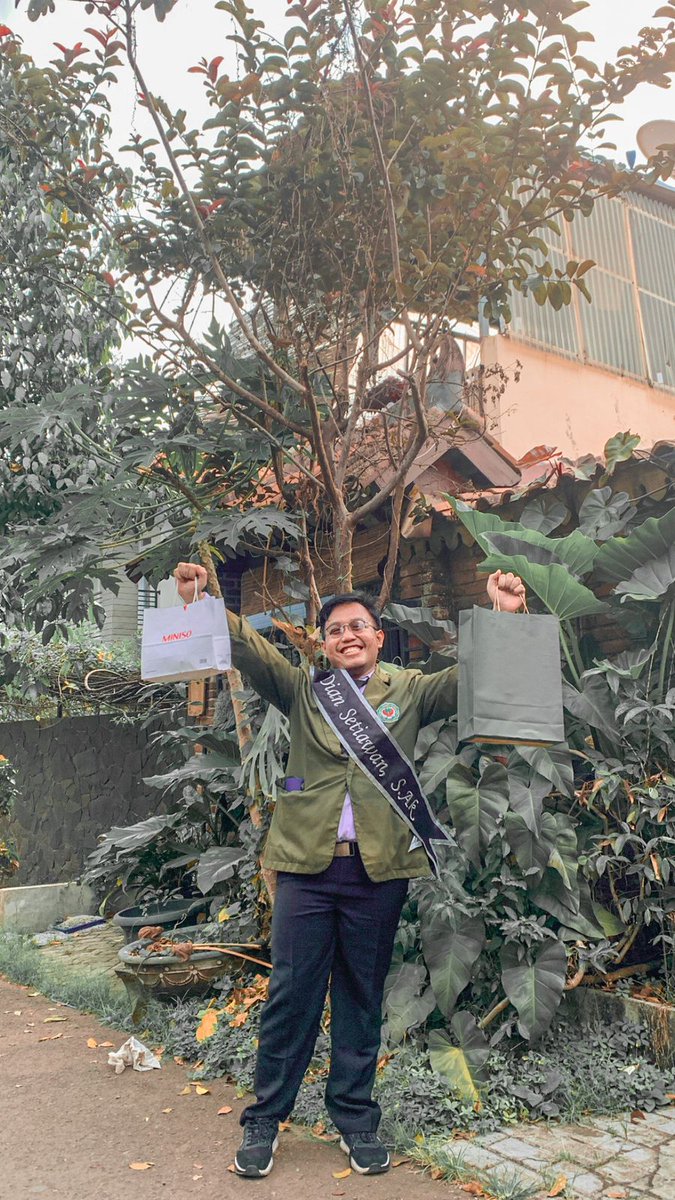 dayendisini's tweet photo. Finally👨‍🎓

Gak nyangka bisa selesai tepat waktu, bangga banget sama diri sendiri Alhamdulillah 

29 Agustus 2018 jadi mahasiswa baru
29 Agustus 2022 beres sidang jadi sarjana https://t.co/gdqHFDSqlQ