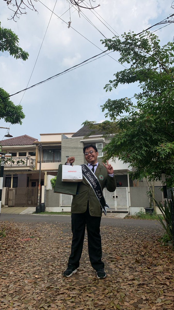 dayendisini's tweet photo. Finally👨‍🎓

Gak nyangka bisa selesai tepat waktu, bangga banget sama diri sendiri Alhamdulillah 

29 Agustus 2018 jadi mahasiswa baru
29 Agustus 2022 beres sidang jadi sarjana https://t.co/gdqHFDSqlQ