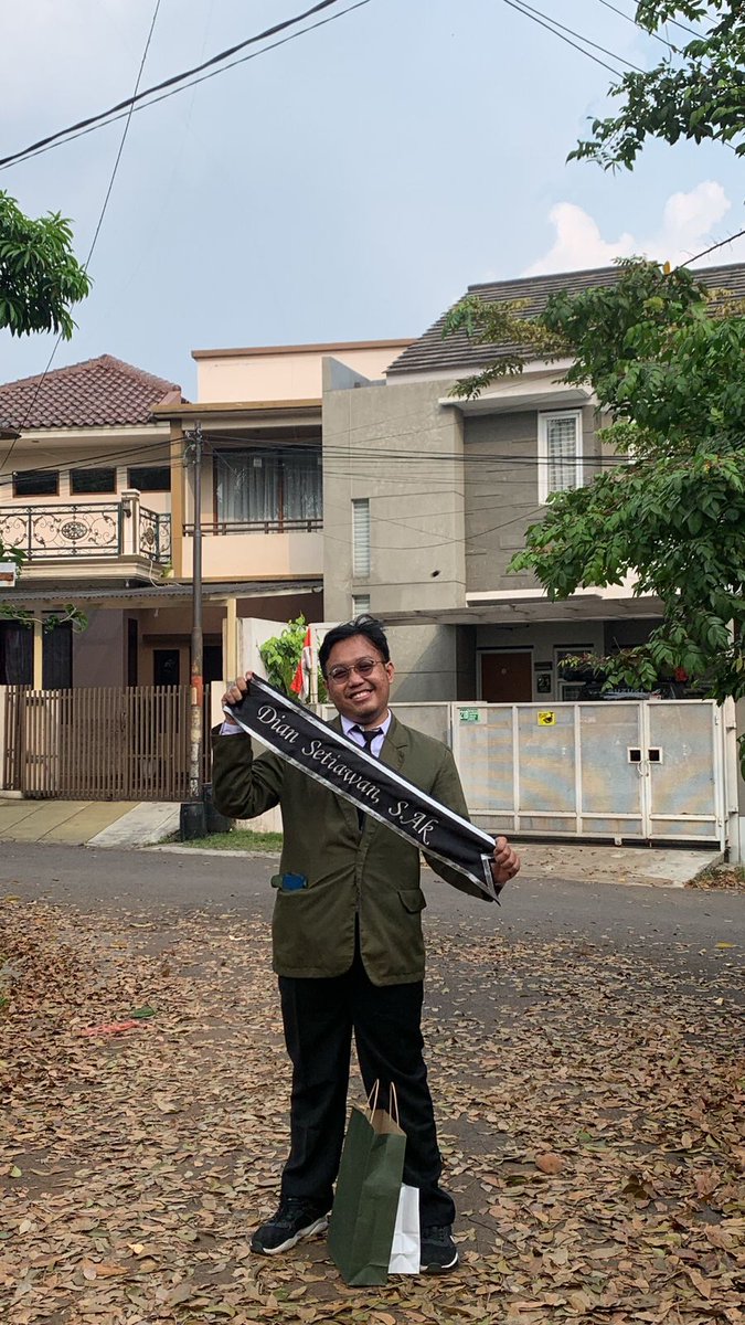 dayendisini's tweet photo. Finally👨‍🎓

Gak nyangka bisa selesai tepat waktu, bangga banget sama diri sendiri Alhamdulillah 

29 Agustus 2018 jadi mahasiswa baru
29 Agustus 2022 beres sidang jadi sarjana https://t.co/gdqHFDSqlQ