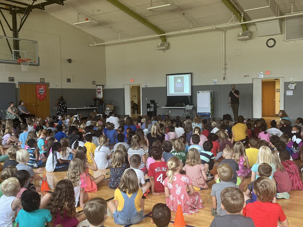 mrh_ecc's tweet photo. Today we had Peter Brown, an American writer and illustrator visit our school. He read his newest illustration, Creepy Crayon! Our students did a wonderful job being his audience. Thank you for coming today @itspeterbrown! #bebright #graceandgratitude https://t.co/mJcgtiO7Yg
