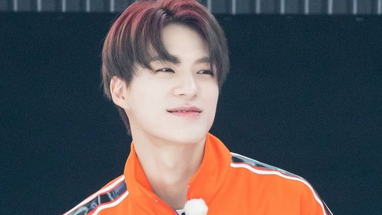 nomin mini au // outside the racetrack

where ferrari’s strategist and pride, na jaemin, is a huge lee jeno fanboy (lee jeno, as in, mclaren’s driver and jaemin’s team’s rival)