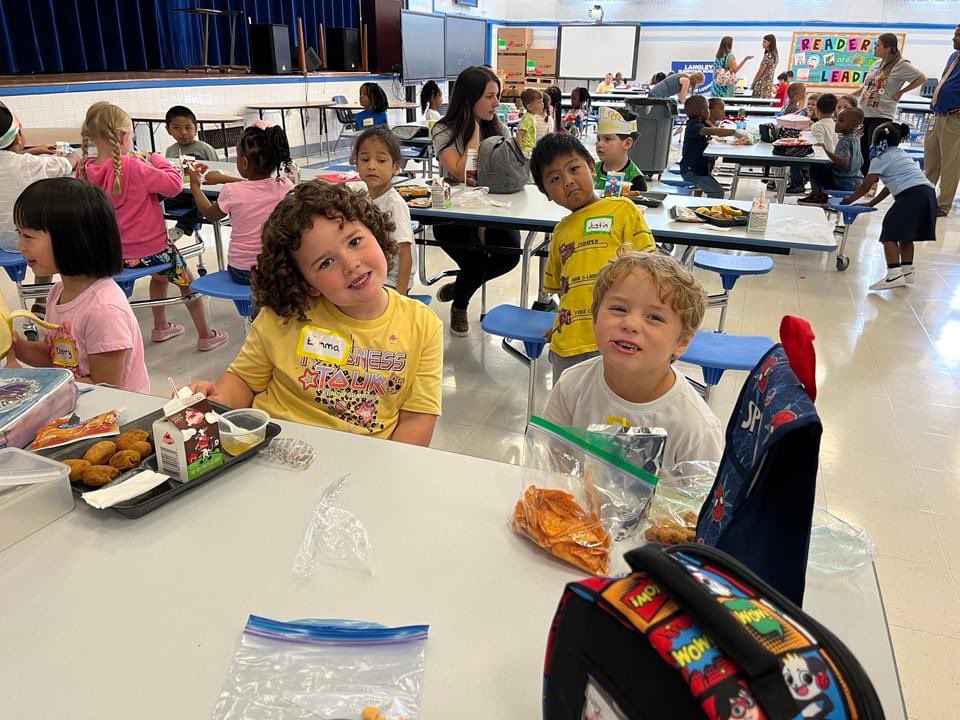 🍽 So many smiles in the cafeteria! Langley Leopards enjoyed eating their lunches and chatting with friends! #WeAreHCS #leopardsroar
