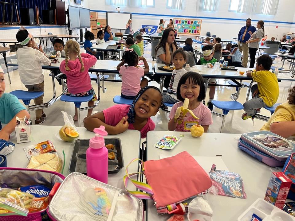 langleyroars's tweet photo. 🍽 So many smiles in the cafeteria! Langley Leopards enjoyed eating their lunches and chatting with friends! #WeAreHCS #leopardsroar https://t.co/NJCOZSOuKu