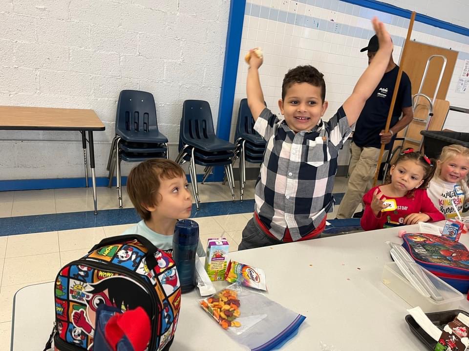 langleyroars's tweet photo. 🍽 So many smiles in the cafeteria! Langley Leopards enjoyed eating their lunches and chatting with friends! #WeAreHCS #leopardsroar https://t.co/NJCOZSOuKu