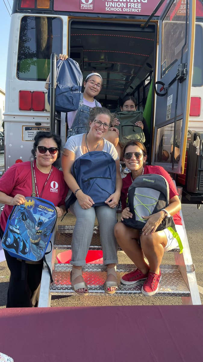 ComSchoolLeader's tweet photo. Grateful for this AMAZING team ♥️ Together we picked up, packed and distributed approximately 750 bookbags filled with supplies at this evenings @OssiningSchools block party! #FETteam #OPrime #communityschools #backtoschool https://t.co/VJbAfJbjKX