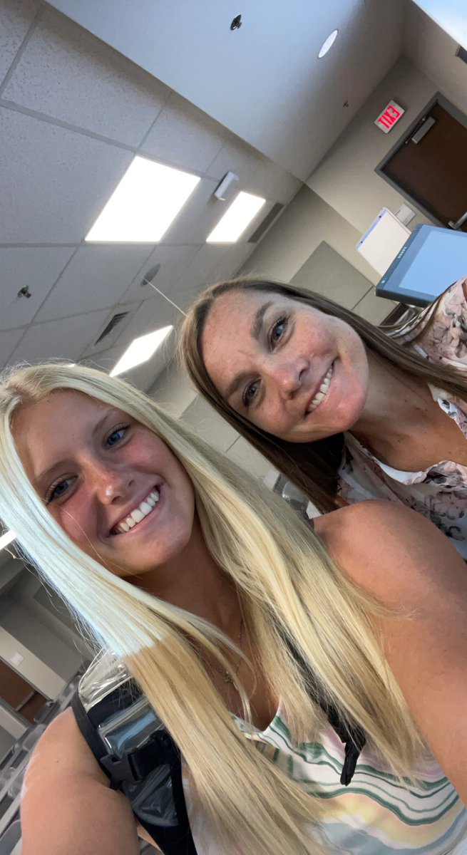 hayliebrunson22's tweet photo. Happy First Day of Class and Happy DWeek!!💙💛 @Pitt_SB @CoachHerm @biankabell27 @hopemoreno_13 #DWeek https://t.co/M17taMFcFw