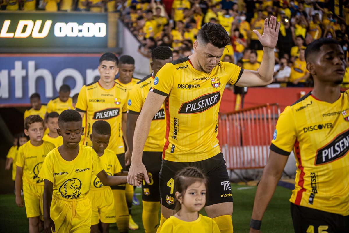 sociosbsc's tweet photo. Como cada partido de local. ¡Los #BSCKids! 👧🏻👦🏼💛 https://t.co/piOxSK5XZh