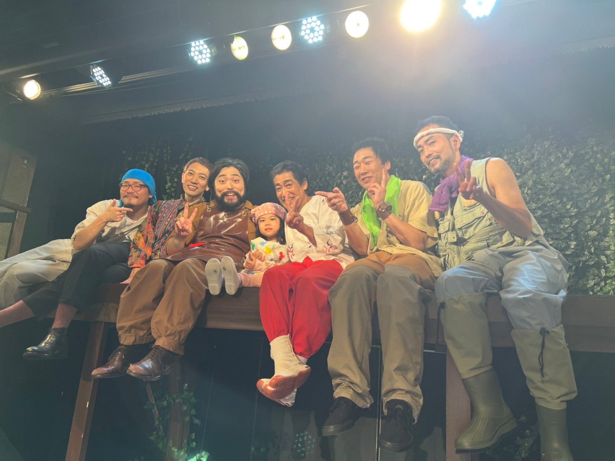 shima0126shima's tweet photo. あれま。
いつの間に終わったのよ。
#ノーデイ夏夜 無事終演致しました。
各々が各々のやるべきことをちゃんとやっていて素敵な座組みでした。
ちゃんとそれに見合った評価も頂き大変嬉しく思います。

写真は顔がほぼ出てない劇中劇。
美人とおじさん達。ことちゃんとおじさん達の三本です。 https://t.co/4VM10bRoKH