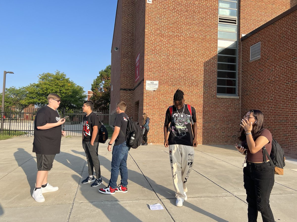 CorkranMSFACS's tweet photo. Continuing the annual tradition of cheering on the 9th graders on their first day of high school! https://t.co/6x8AdAtFSQ