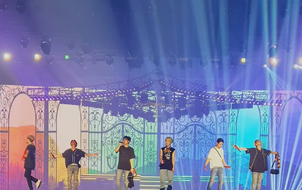 ikondaily's tweet photo. baka kaya seven ang colors ng rainbow kasi seven sila 🌈 https://t.co/CQOwai7B7l