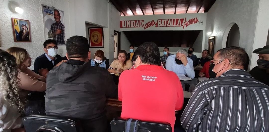 NellyverLugo's tweet photo. 1/2 #29Ago || En reunión del equipo político regional revisamos la extraordinaria jornada de renovación de los líderes en las comunidades del Táchira.
@PartidoPSUV 
@PSUVTachira 
@FreddyBernal https://t.co/1VfKeClC72