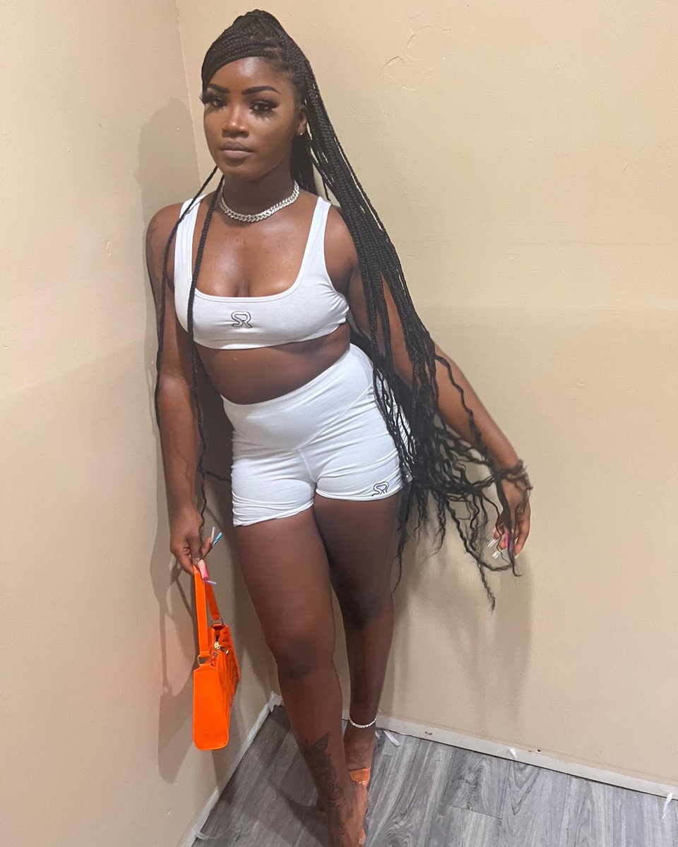 xazandria's tweet photo. I like dark skins , love her melanin 🤎 https://t.co/erxDPPkti2