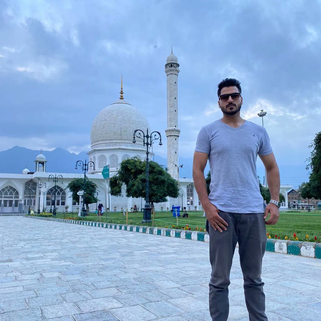 malik____sam's tweet photo. If you suffocate people, they will find peaceful places to breathe in. 
#dal_lake
#Nishat_Garden
#Hazratbal 
#malik__sam https://t.co/ncpDzpiJUe