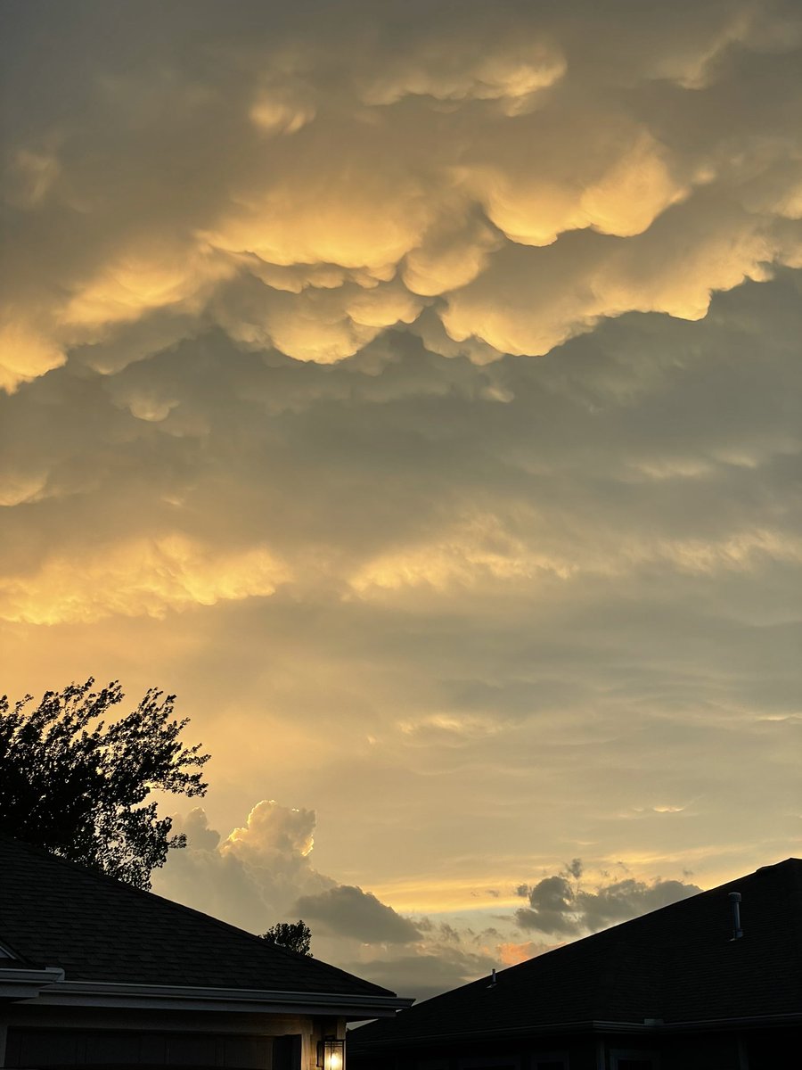 pjfallat's tweet photo. @NWSTopeka View west from Topeka https://t.co/VVfm1zTenP