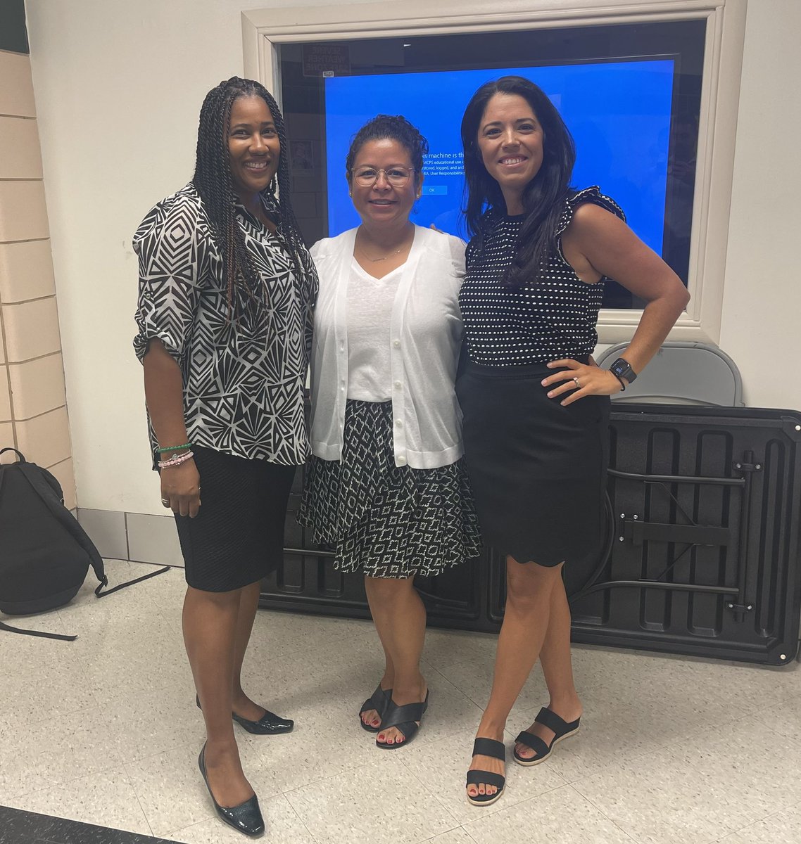 DamascusHS_SDT's tweet image. Apparently there was a black and white memo for #MCPSFirstDay 🖤💚💛