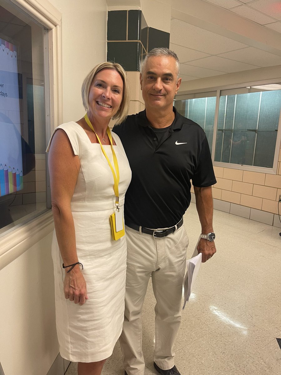 DamascusHS_SDT's tweet image. Apparently there was a black and white memo for #MCPSFirstDay 🖤💚💛