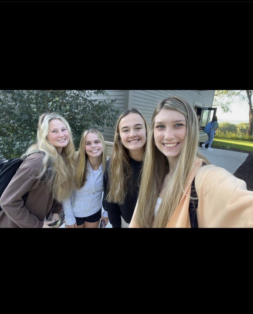 saintmarys_wbb's tweet image. Happy first day of classes!! Let’s make it a great year! 📚😎