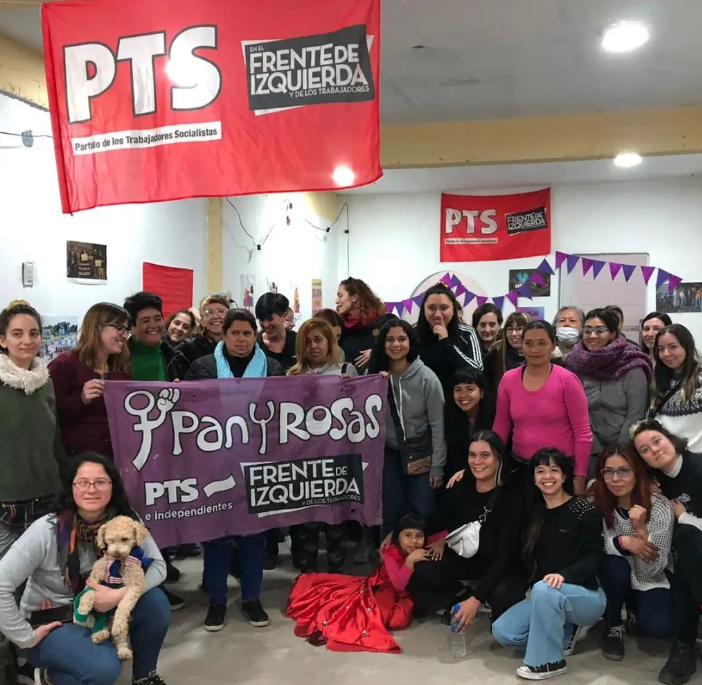 PTSarg's tweet photo. En el Barrio Padre Mugica (ex Villa 31) se preparan para el #EPNM con un taller en la Casa Cultural Socialista del @PTSarg . Con vecinas y mujeres protagonistas de las luchas por #TierrayVivienda junto a estudiantes y trabajadoras de distintos lugares✊ https://t.co/9c2fkLbHzn