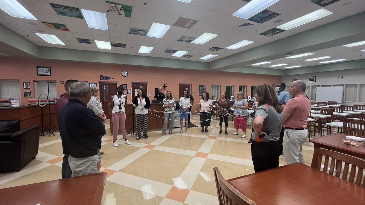 sandragiraldo05's tweet photo. Great PLC Lead meeting by @GwenWerne. @JILHSOFFICIAL #neverstoplearning #alwaysroomtogrow https://t.co/LwziJpOyix