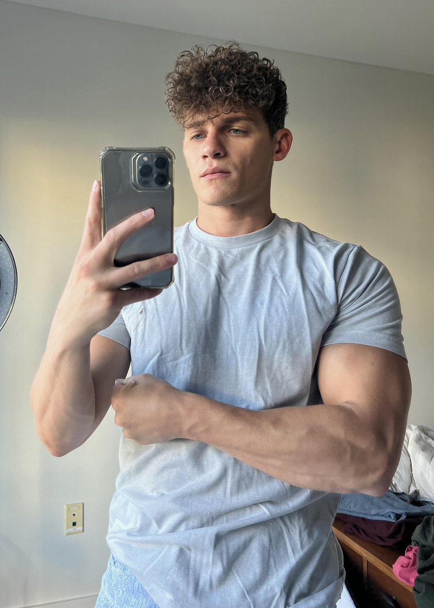 adonisbobonis's tweet photo. Like forearm veins? https://t.co/O8UWuxkRsj