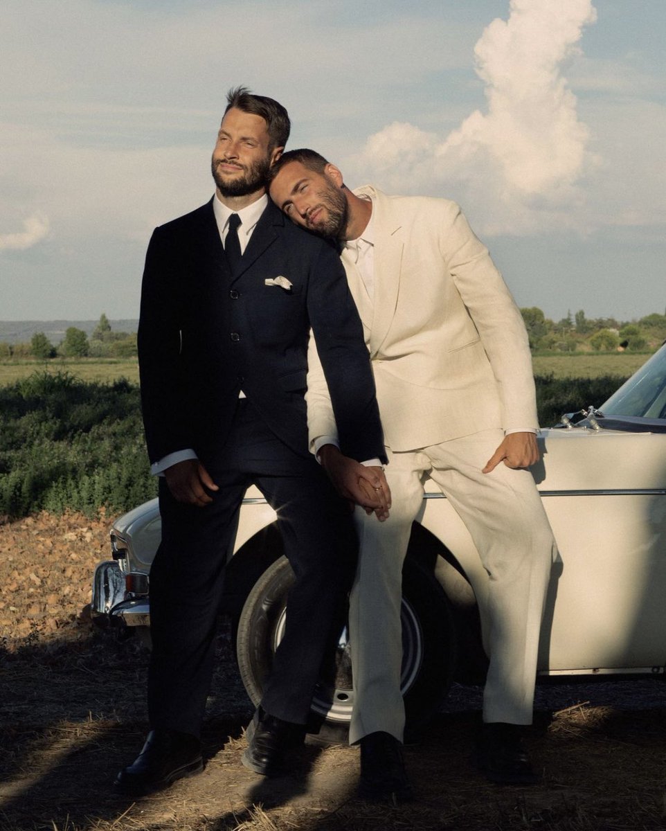 queerweddingsmx's tweet photo. Simon Porte Jaquemus &amp; Theo de Gueltzl 

Je t’aime mon amour

Aqui un #SneakPeak de la boda de @jaquemus &amp; @theodegueltzl en #Francia 
#gay #gayfrance #gayparis #jaquemus #gaywedding #queer #queerwedding #queerweddingsmx #gayinspo #destinationwedding  #USWeekly #vogue https://t.co/2sMGdPUIA8