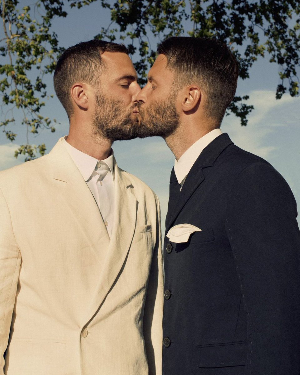 queerweddingsmx's tweet photo. Simon Porte Jaquemus &amp; Theo de Gueltzl 

Je t’aime mon amour

Aqui un #SneakPeak de la boda de @jaquemus &amp; @theodegueltzl en #Francia 
#gay #gayfrance #gayparis #jaquemus #gaywedding #queer #queerwedding #queerweddingsmx #gayinspo #destinationwedding  #USWeekly #vogue https://t.co/2sMGdPUIA8