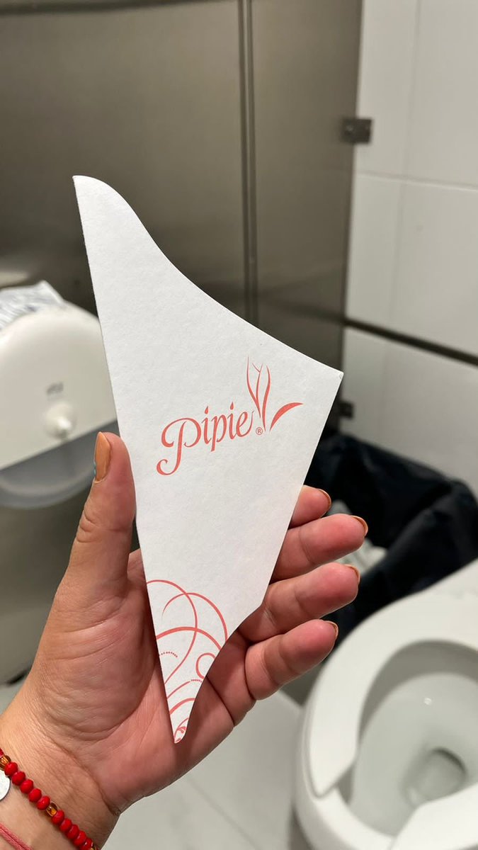 PipieMexico's tweet photo. Sabemos que cuando sales de casa es difícil encontrar baños limpios. 😣
Con Pipie no debes preocuparte más por eso, ya que es el único cono femenino desechable y biodegradable para hacer pipí de pie 💜🚽🚻
#Pipie #AdiosAlAguilita https://t.co/c8wMchh6UW