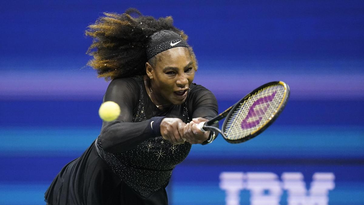 La estadounidense Serena Williams se presentó en la Primera Ronda del torneo #USOpen2022 en su campeonato de despedida, ante la montenegrina Danka Kovinic, frente a poco más de 23 mil personas en el Estadio Arthur Ashe, y la leyenda viviente se quedó con la victoria 6-4, 6-3 🎾